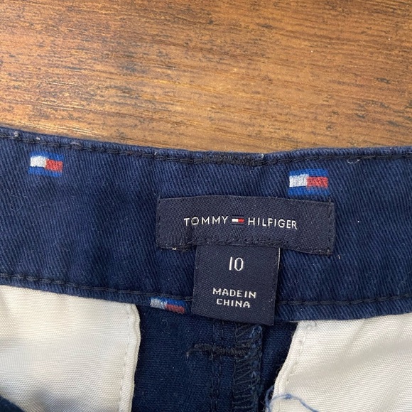 NWOT |‎ Tommy Hilfiger girl’s logo print khaki shorts — size 10 - Picture 4 of 5